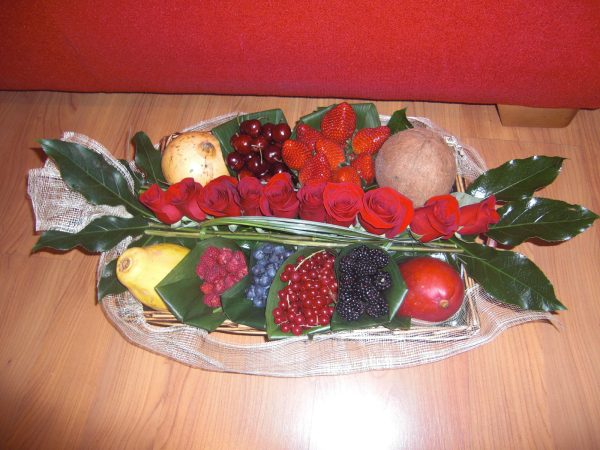 cesta flores y frutas