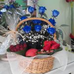 Cesta de flores y frutas