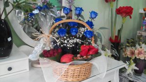 Cesta de flores y frutas