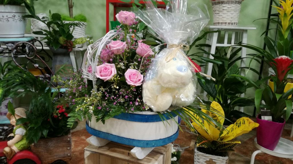 Cuna de flores para nacimiento